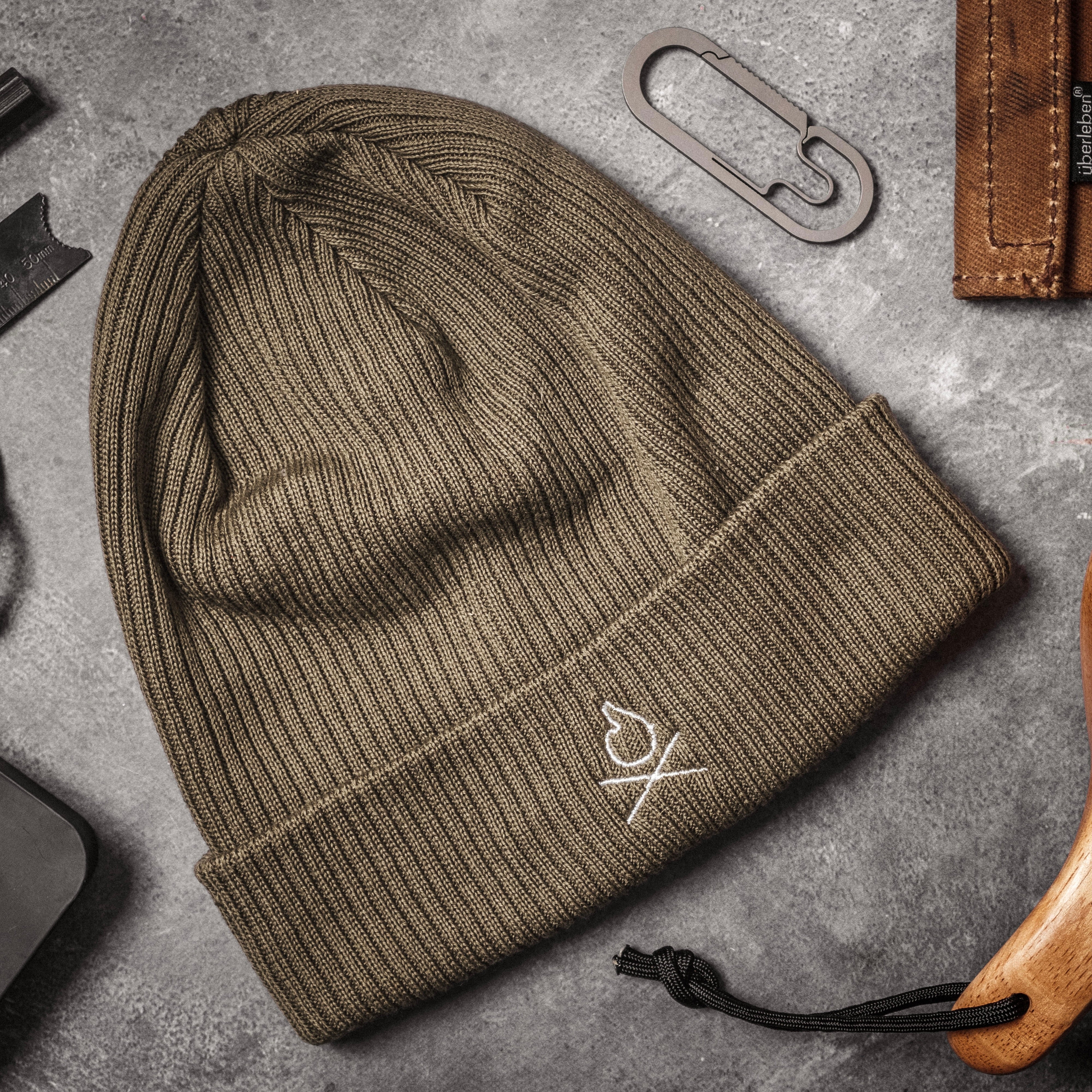 Überleben Icon Beanie flatlay