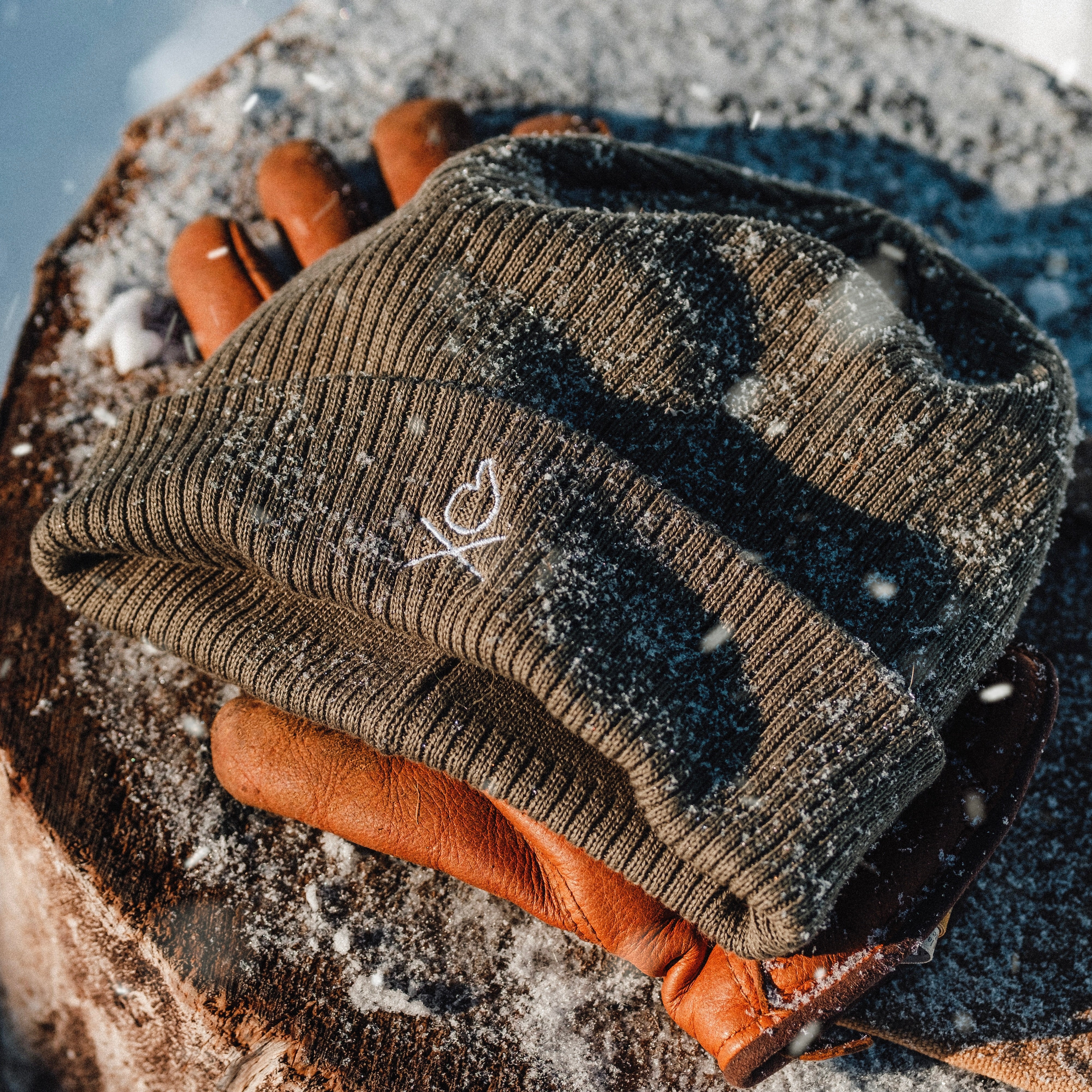 Überleben Icon Beanie in the snow.