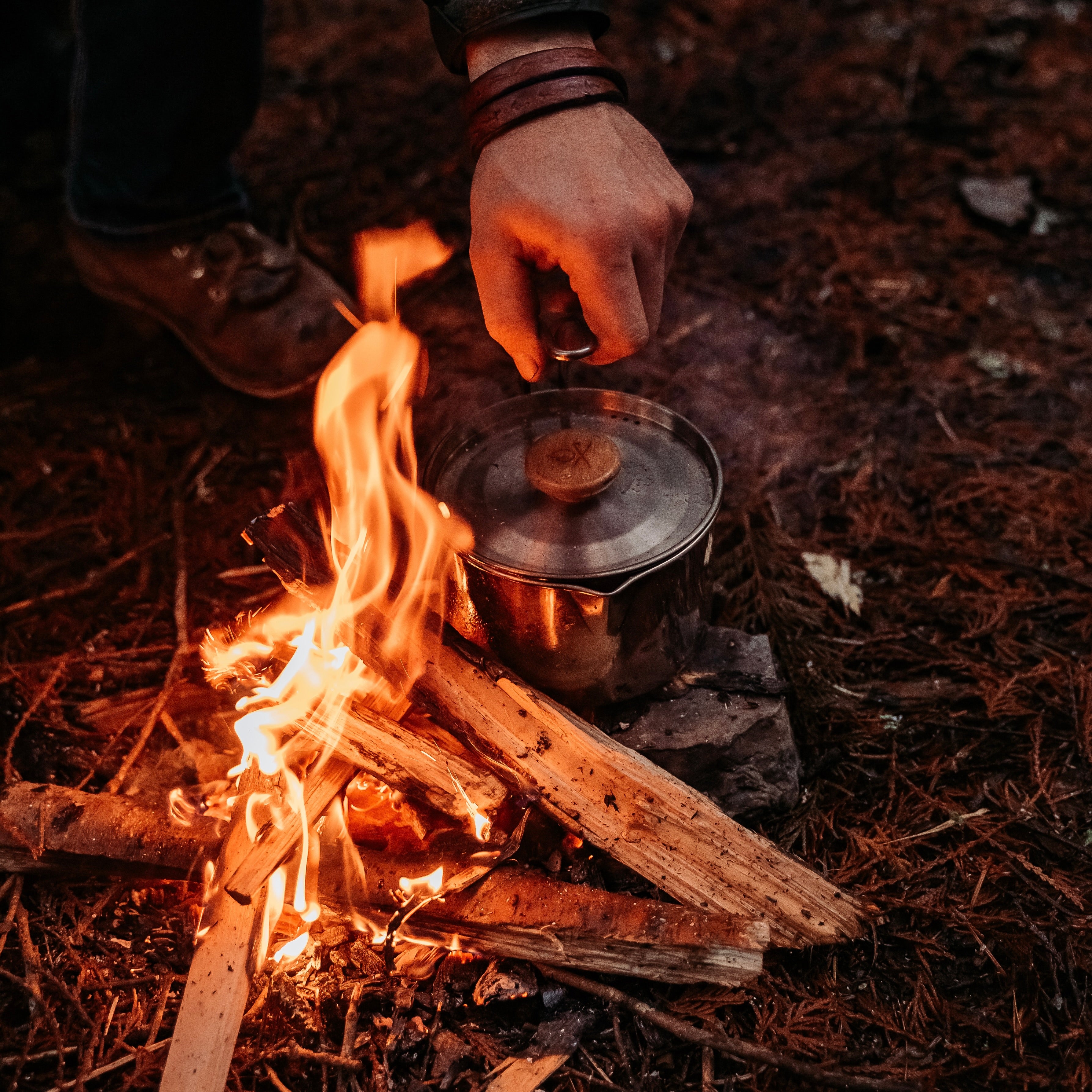 Überleben Stainless Steel Kessel Pot on a campfire.